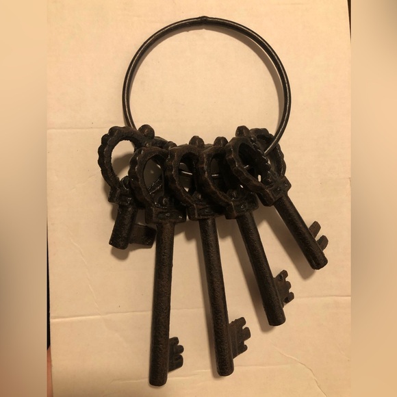 Other - Crown Key Ring NWOT 🗝️👑